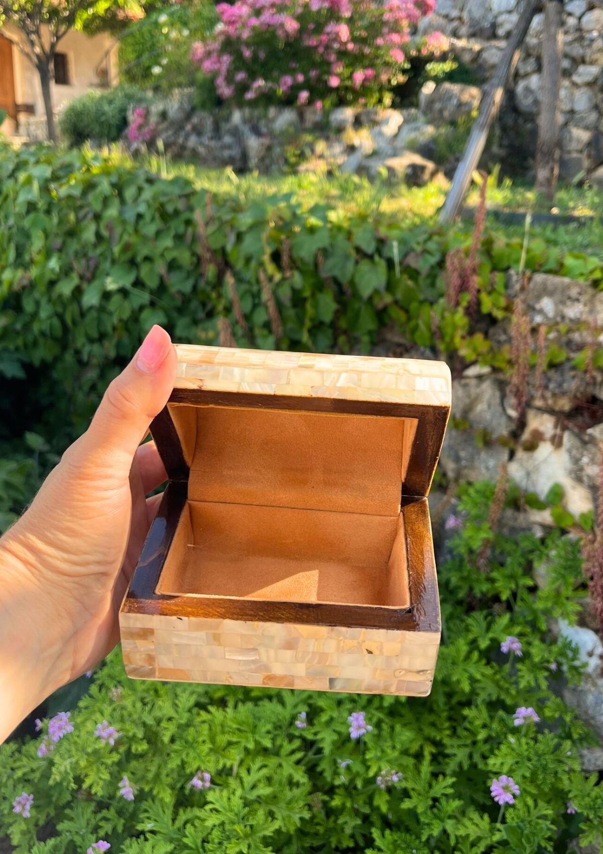 Boîte en bois et nacre de marqueterie ouverte. intérieur en feutrine